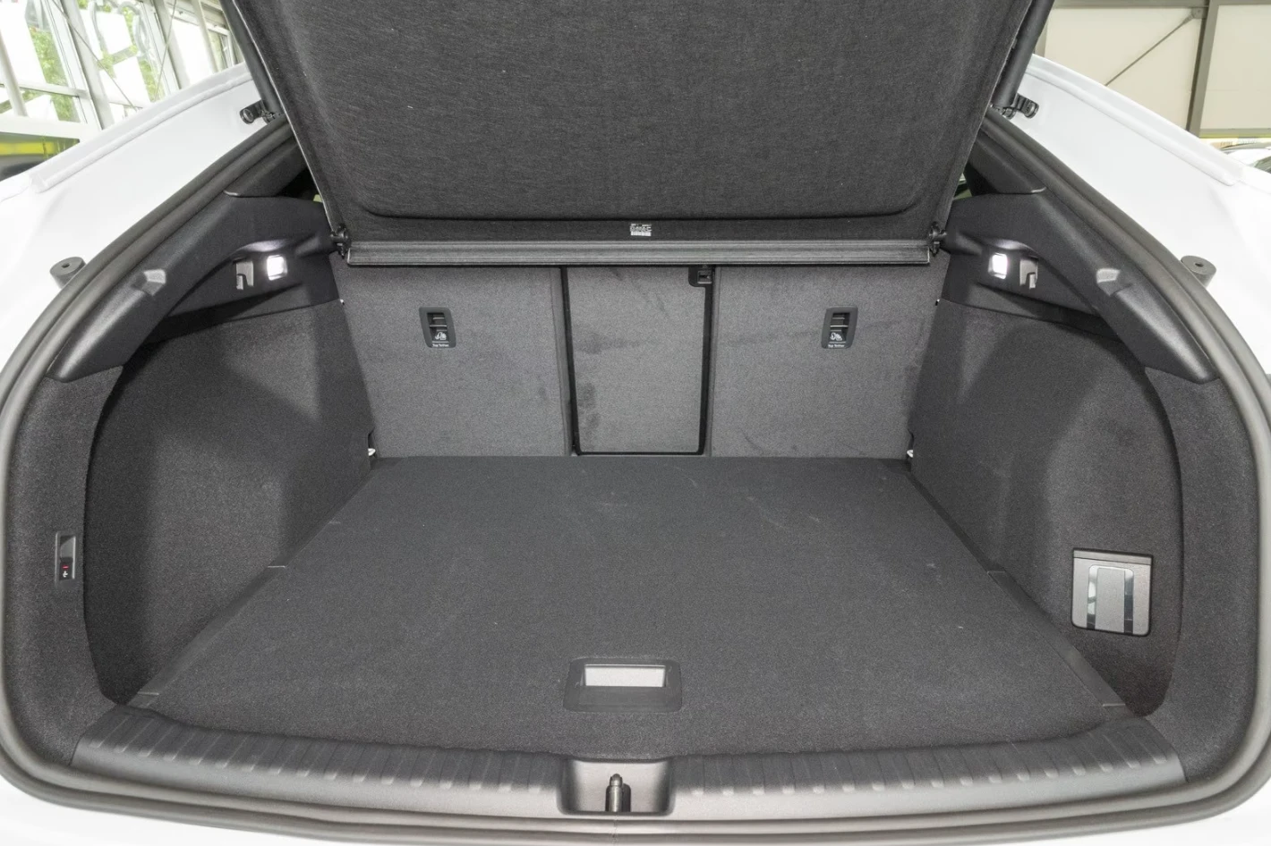 Audi Q4 E-TRON* SPORTBACK* 82KW* S-LINE* PANO* SONOS* , снимка 12 - Автомобили и джипове - 55844801