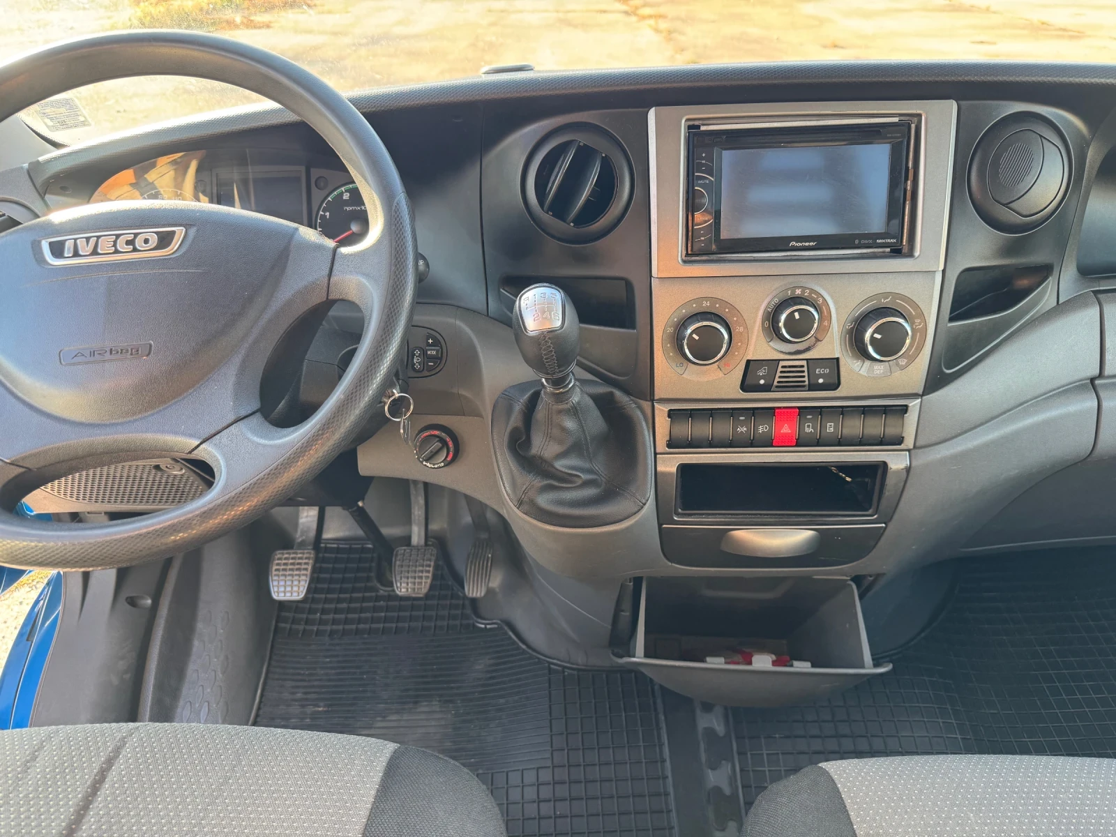 Iveco 35s13 Iveco 35s13 * Напълно обслужен * Климатроник* Възд, снимка 9 - Бусове и автобуси - 56214592