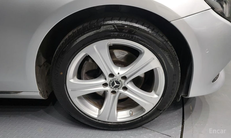 Mercedes-Benz E 220, снимка 5 - Автомобили и джипове - 53173323