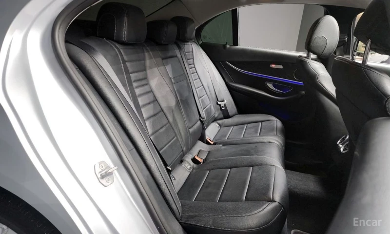 Mercedes-Benz E 220, снимка 12 - Автомобили и джипове - 53173323