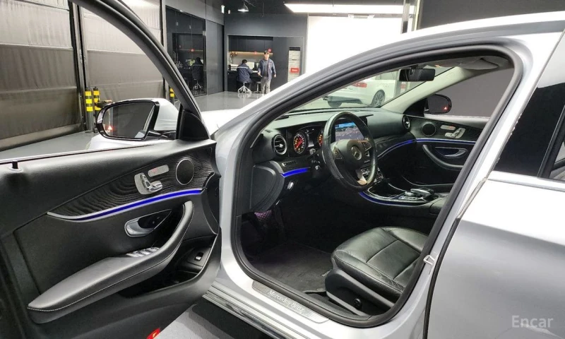 Mercedes-Benz E 220, снимка 10 - Автомобили и джипове - 53173323