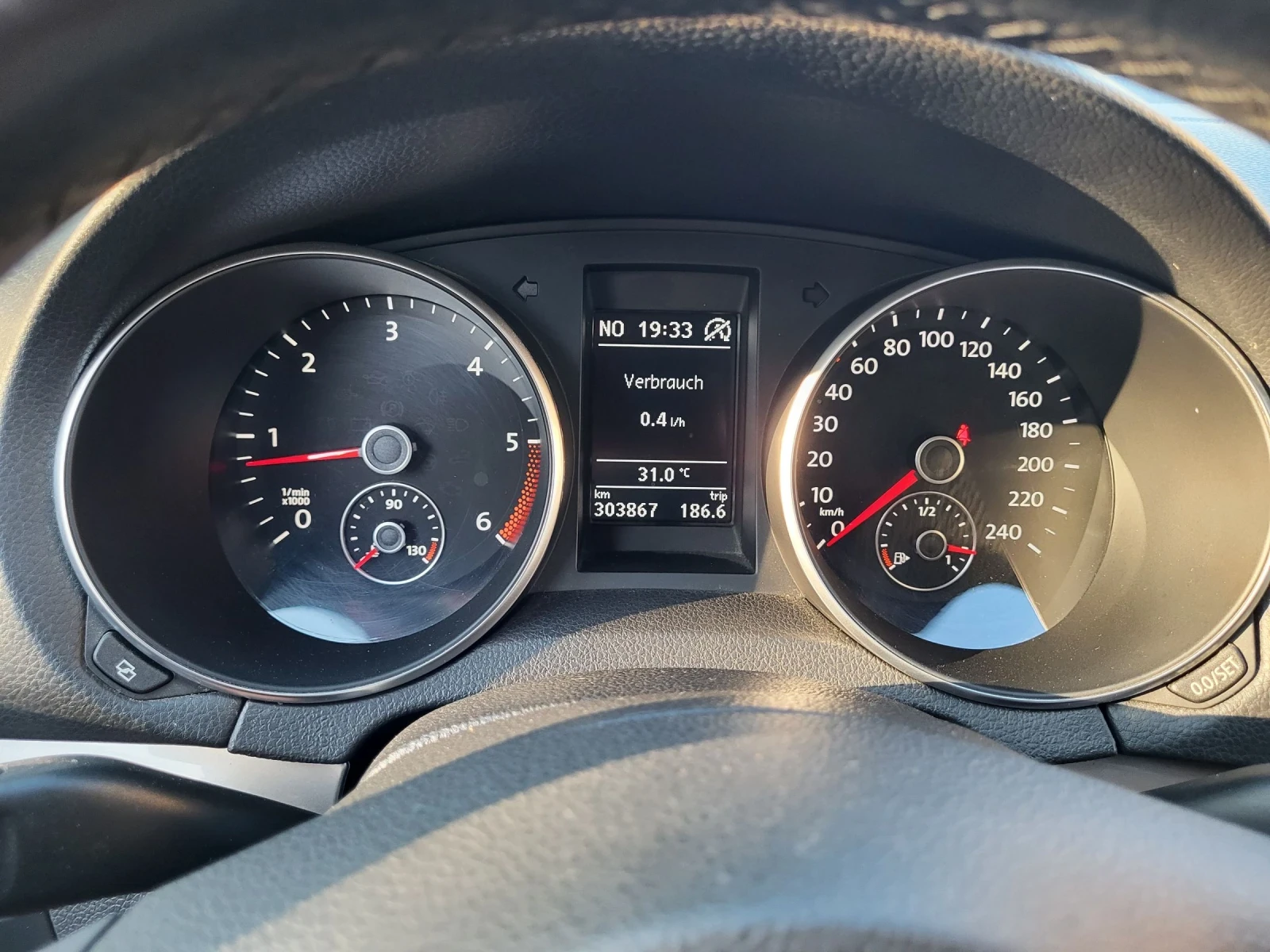 VW Golf 1.6 ТДИ 105 коня мултиволан Климатроник  - изображение 9