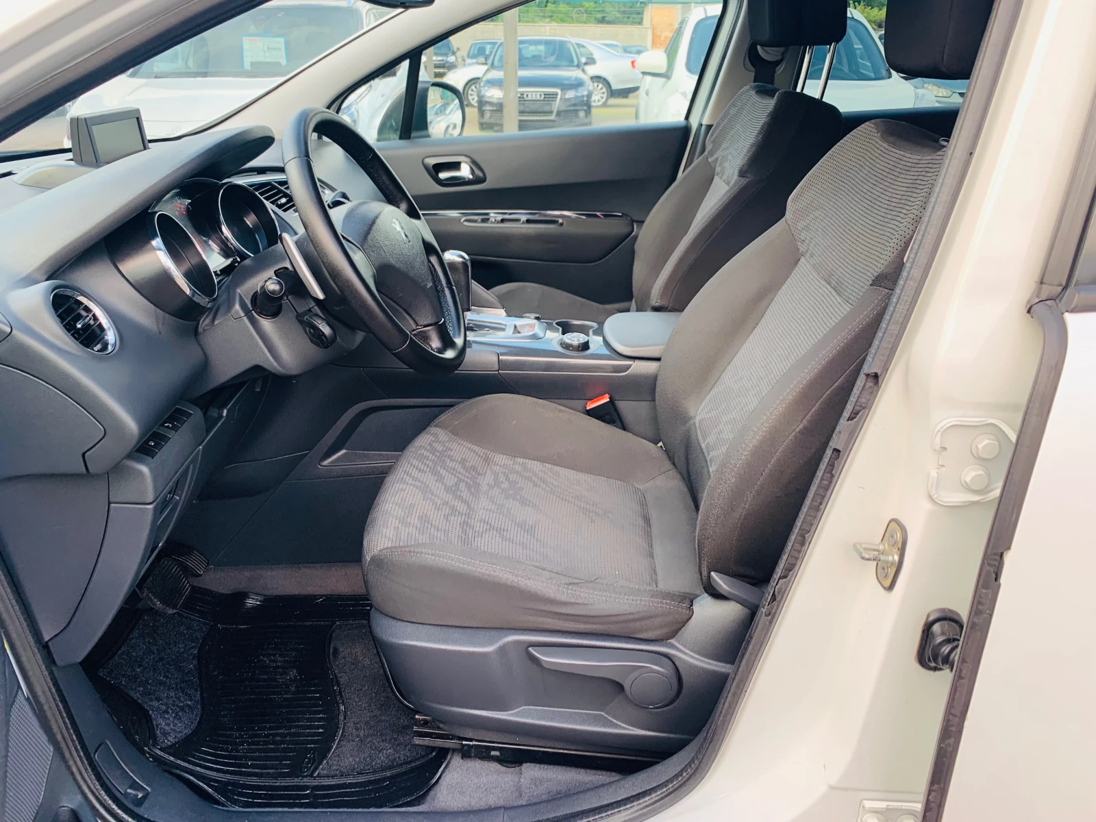 Peugeot 3008 1.6e-hdi Avtomat Navi, снимка 10 - Автомобили и джипове - 54961934