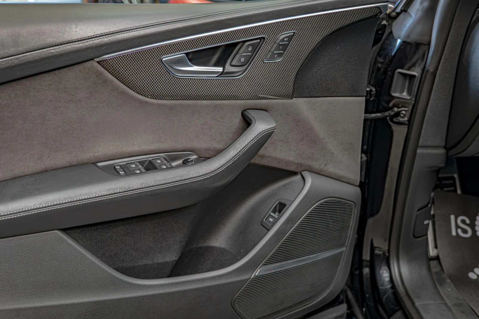 Audi SQ8 4.0TDI/Carbon/Bang&Olufsen/Камера 360/Pano/Distr./, снимка 8 - Автомобили и джипове - 55903500