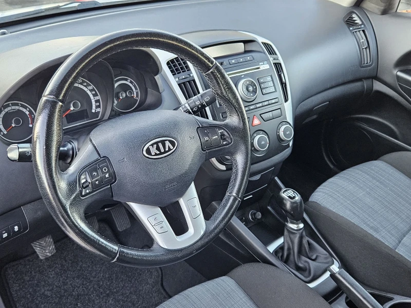 Kia Ceed 1.6, снимка 6 - Автомобили и джипове - 48364239