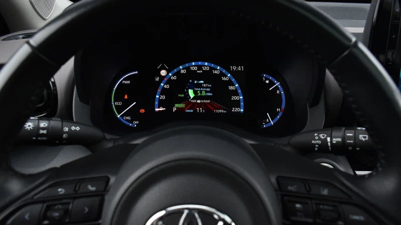 Toyota Yaris Cross 1.5 Hybrid Chic 4x4 Automatic, снимка 13 - Автомобили и джипове - 52691488