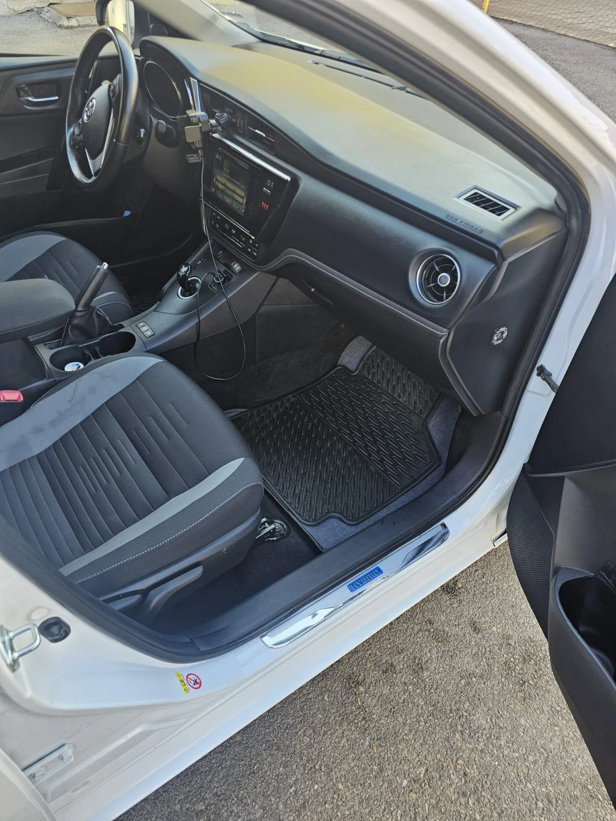 Toyota Auris 1.8Hybrid/EU-6B - изображение 8