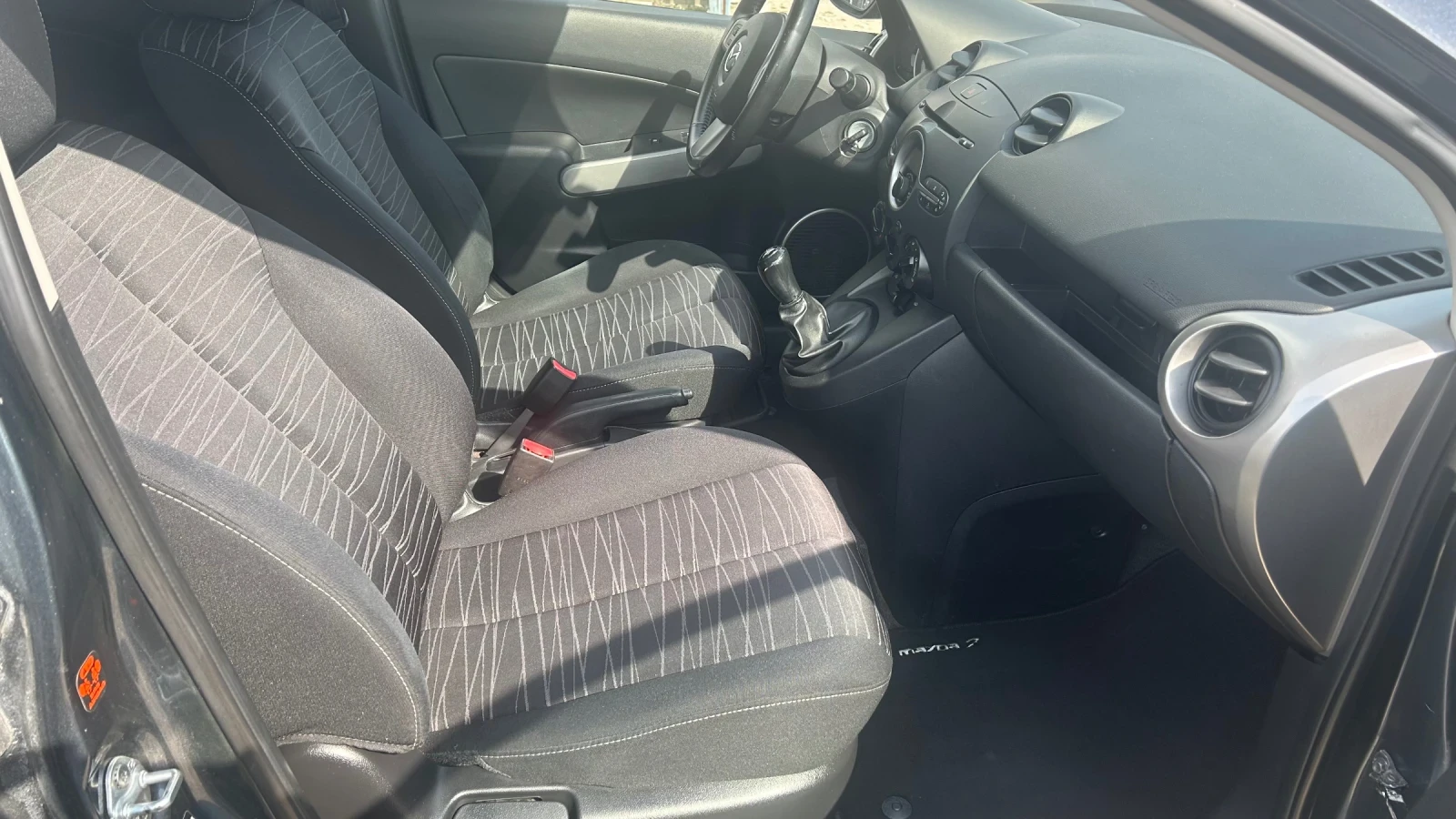 Mazda 2 1.3 HP Швейцария, снимка 12 - Автомобили и джипове - 53924505