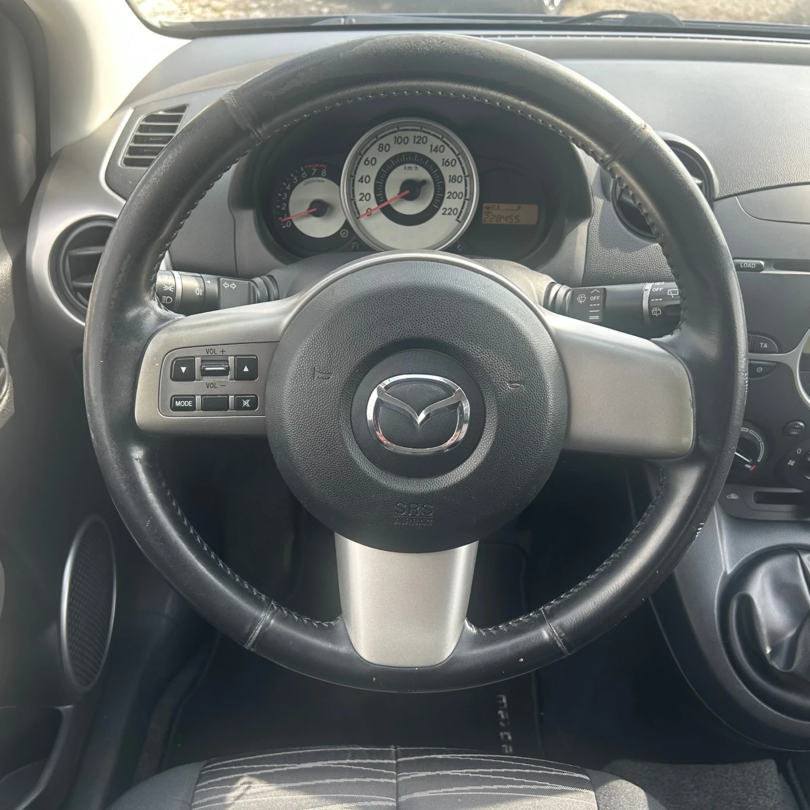 Mazda 2 1.3 HP Швейцария, снимка 9 - Автомобили и джипове - 53924505