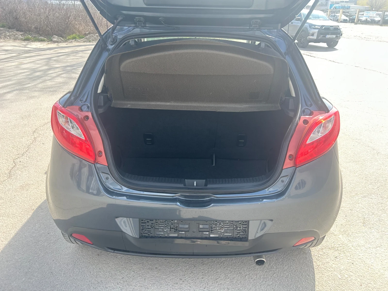 Mazda 2 1.3 HP Швейцария, снимка 13 - Автомобили и джипове - 53924505