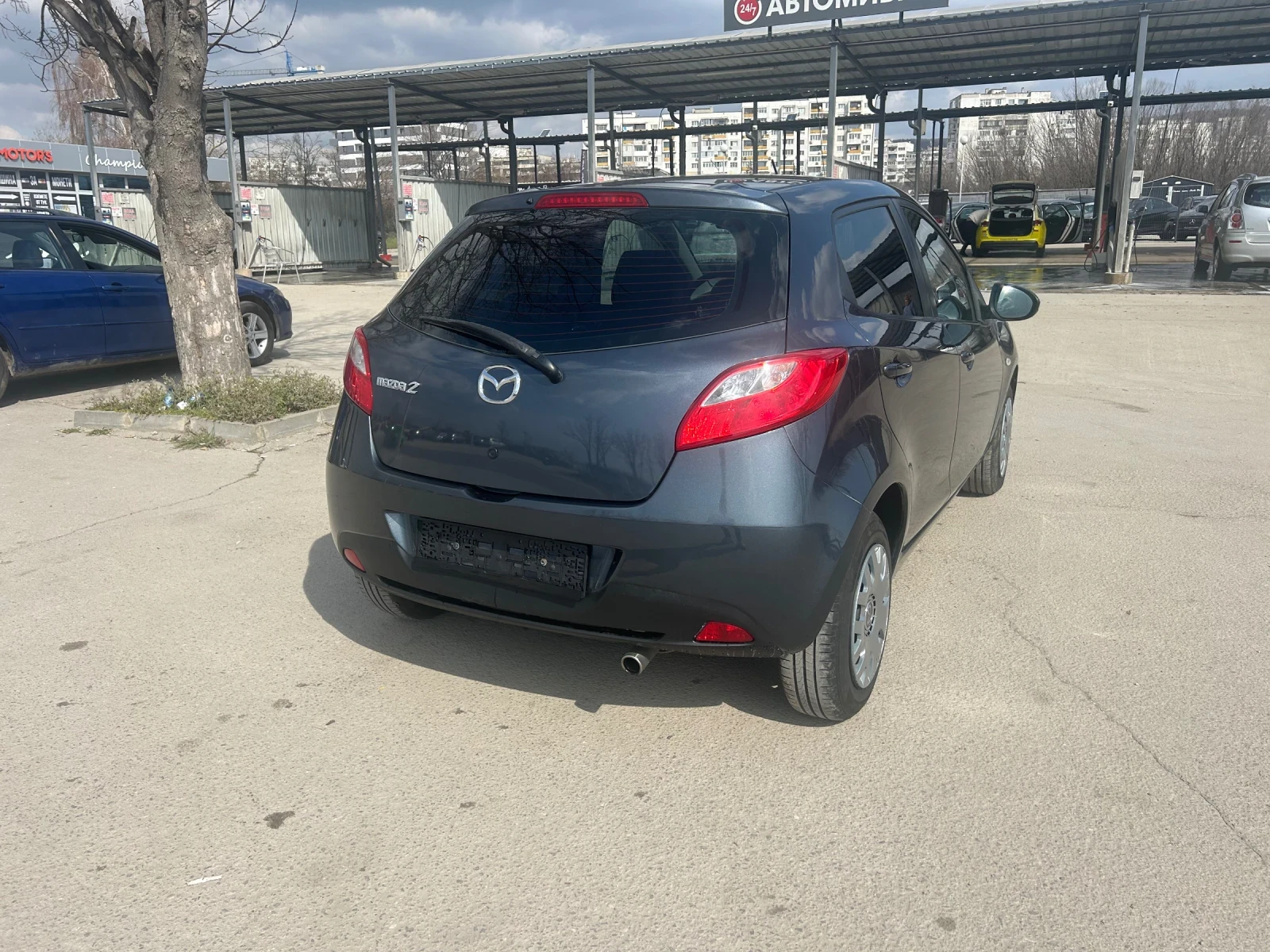 Mazda 2 1.3 HP Швейцария, снимка 8 - Автомобили и джипове - 53924505