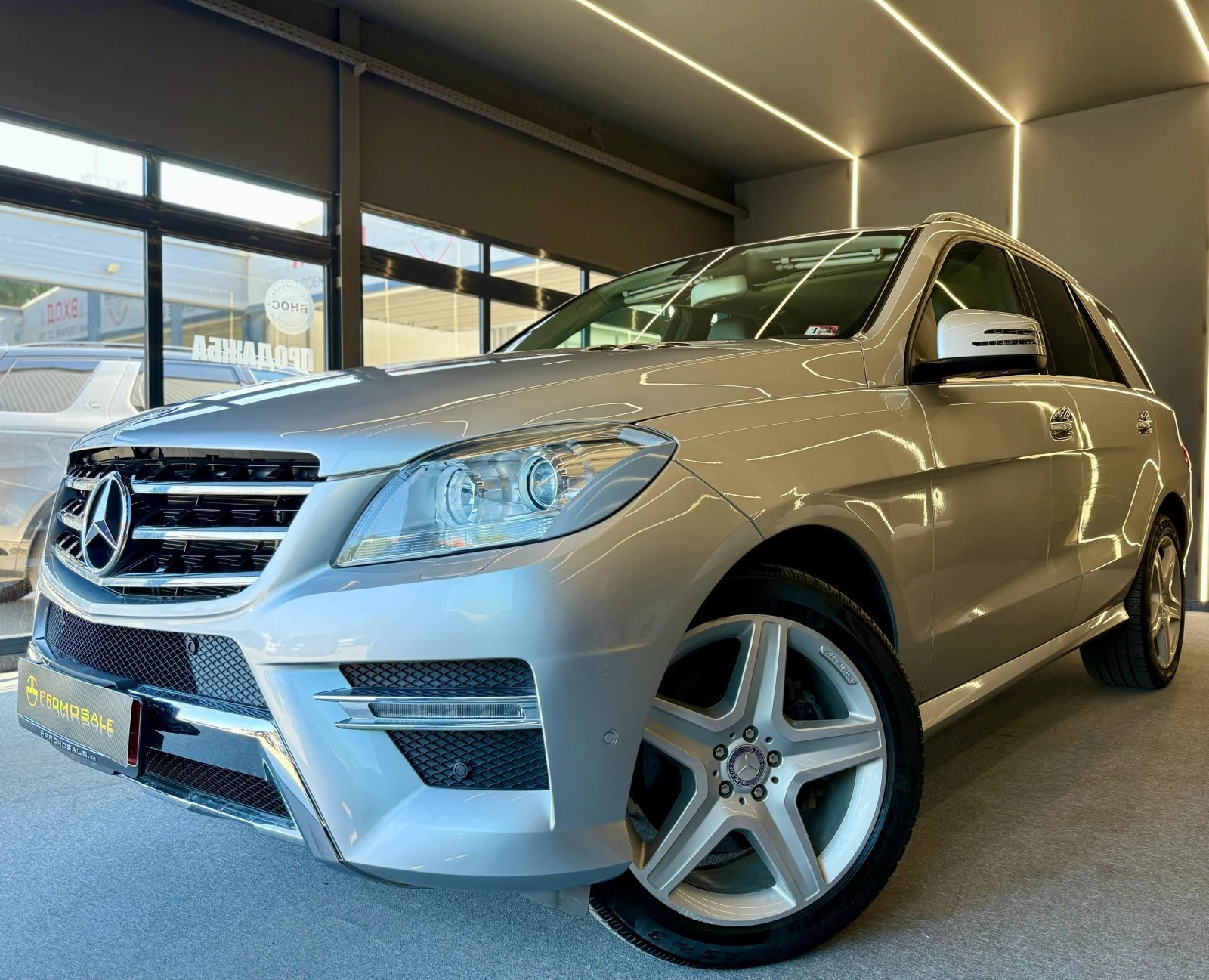 Mercedes-Benz ML 400 Подгрев* Keyless* Камера* Лизинг* 7G Plus, снимка 3 - Автомобили и джипове - 53724932