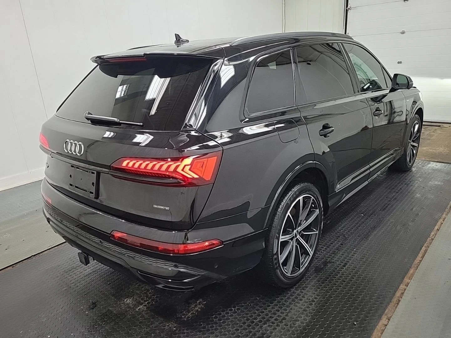 Audi Q7 Progressiv* 360View* Pan/Roof* Обдух* CarPlay* Key, снимка 4 - Автомобили и джипове - 54073234