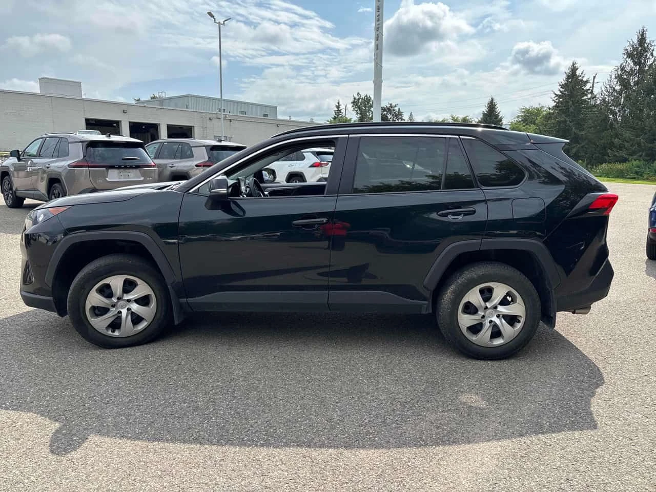 Toyota Rav4 * LE * АВТОКРЕДИТ * ГЛАВНО ПРЕДСТАВИТЕЛСТВО, снимка 3 - Автомобили и джипове - 55640733