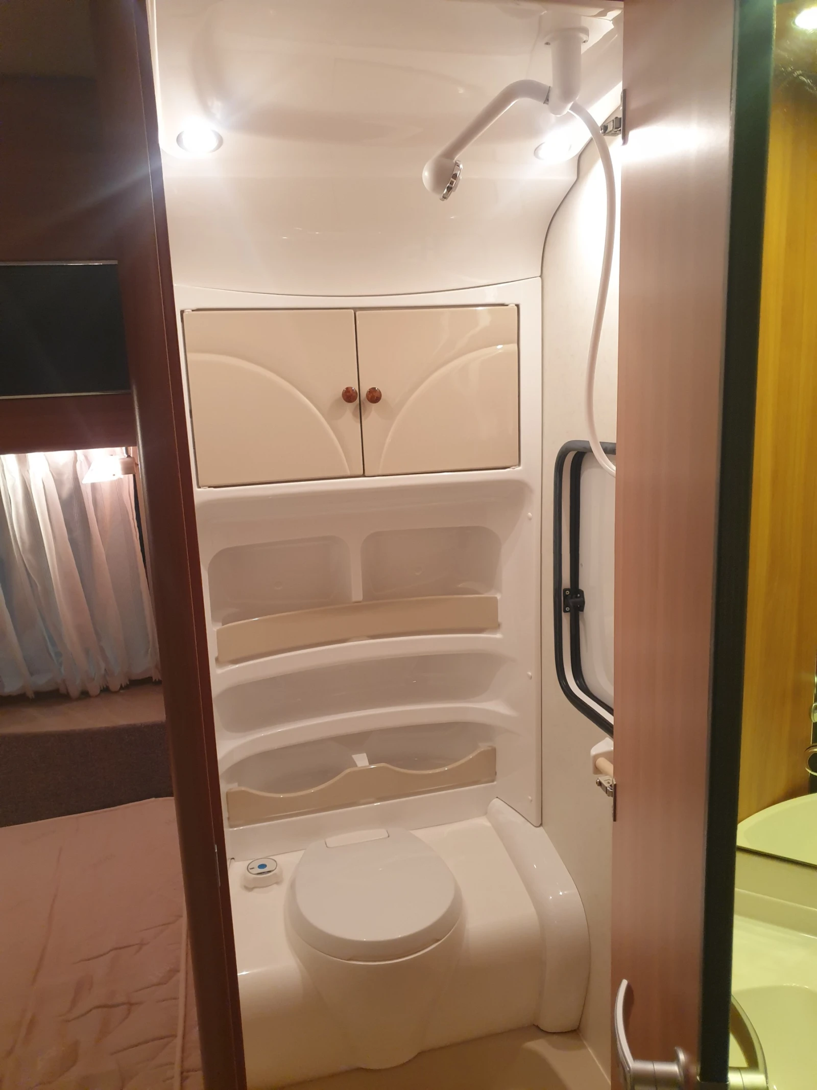 �������� Hobby 460 UFE | Mobile.bg � ����������� 16