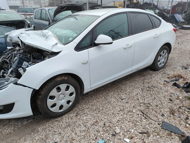 Opel Astra 1.4i B14XER, снимка 6 - Автомобили и джипове - 43488088