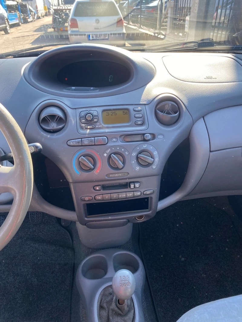 Toyota Yaris 1.0I, снимка 14 - Автомобили и джипове - 44418364