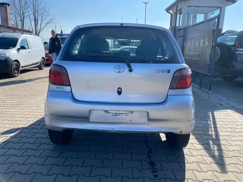 Toyota Yaris 1.0I, снимка 4 - Автомобили и джипове - 44418364