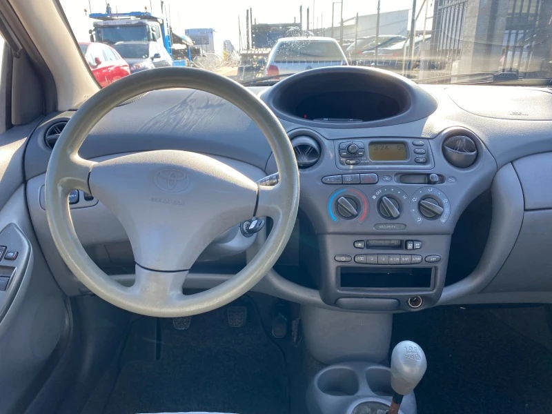 Toyota Yaris 1.0I, снимка 13 - Автомобили и джипове - 44418364