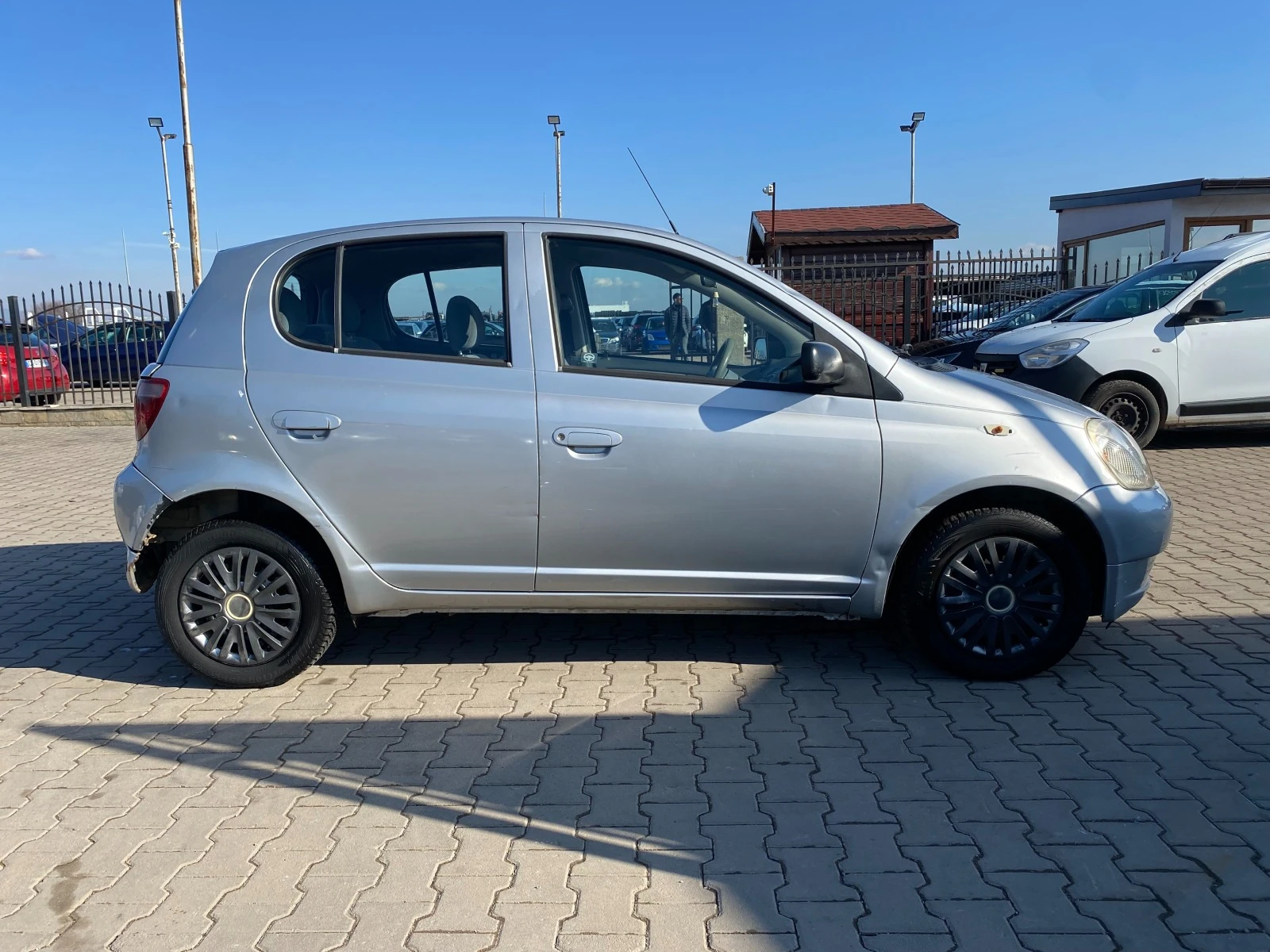 Toyota Yaris 1.0I - изображение 6