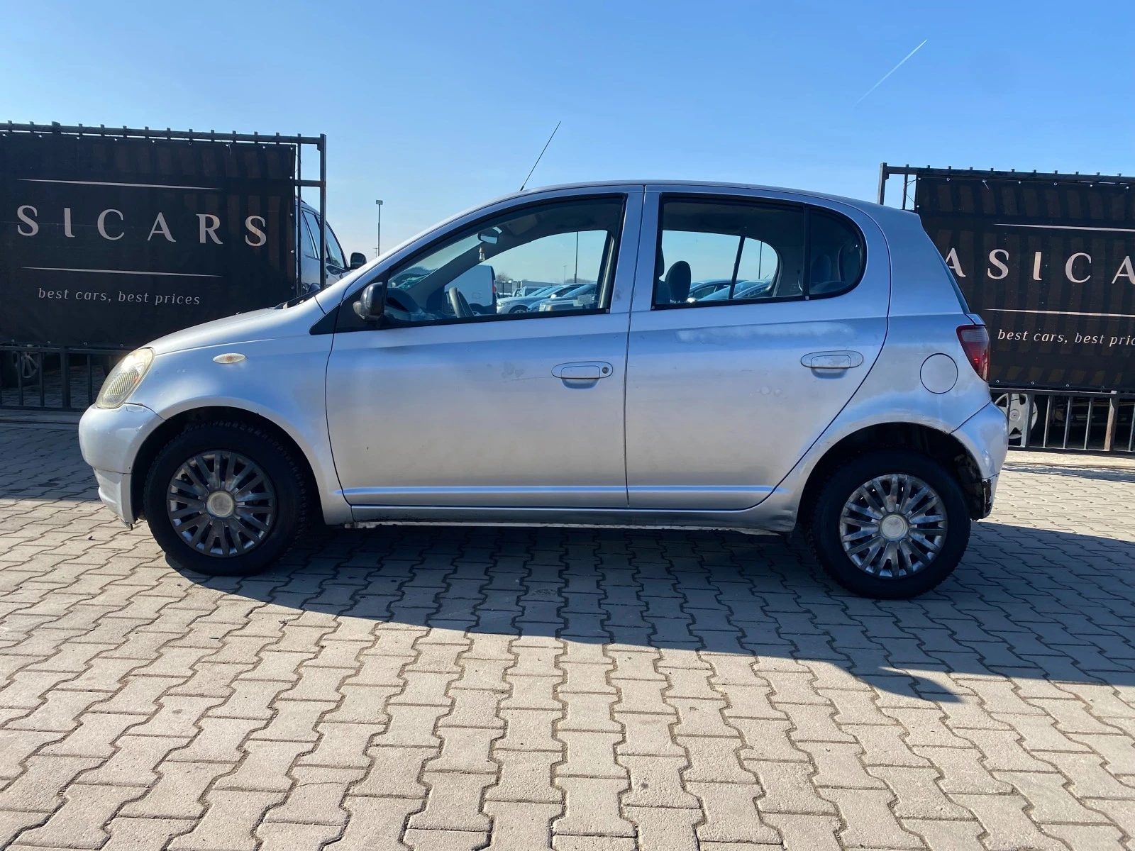 Toyota Yaris 1.0I - изображение 2