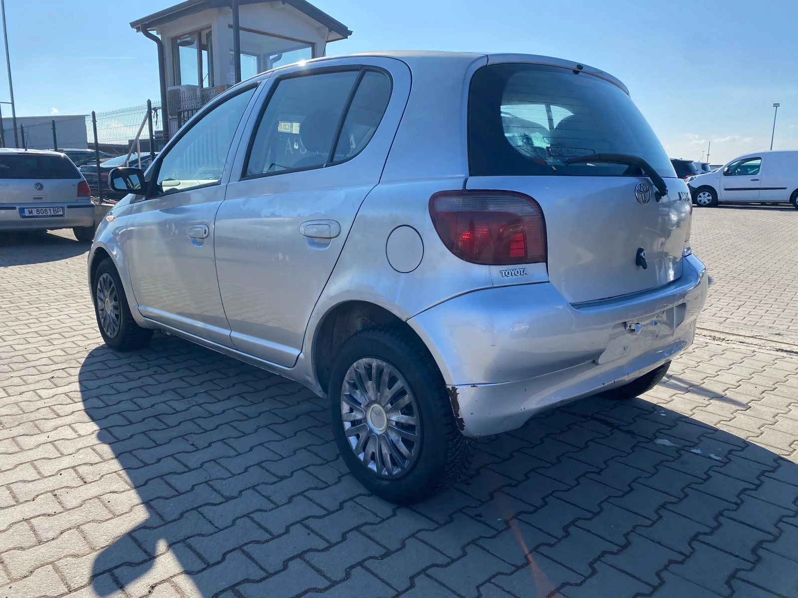 Toyota Yaris 1.0I - изображение 3