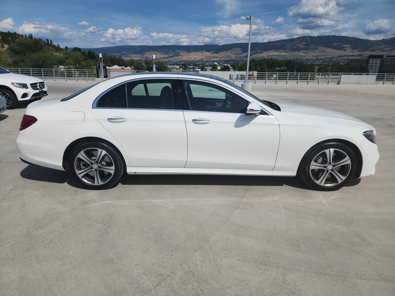 Mercedes-Benz E 400 * 4MATIC * CARFAX * БЕЗ ПЪРВОНАЧАЛНА ВНОСКА - изображение 4