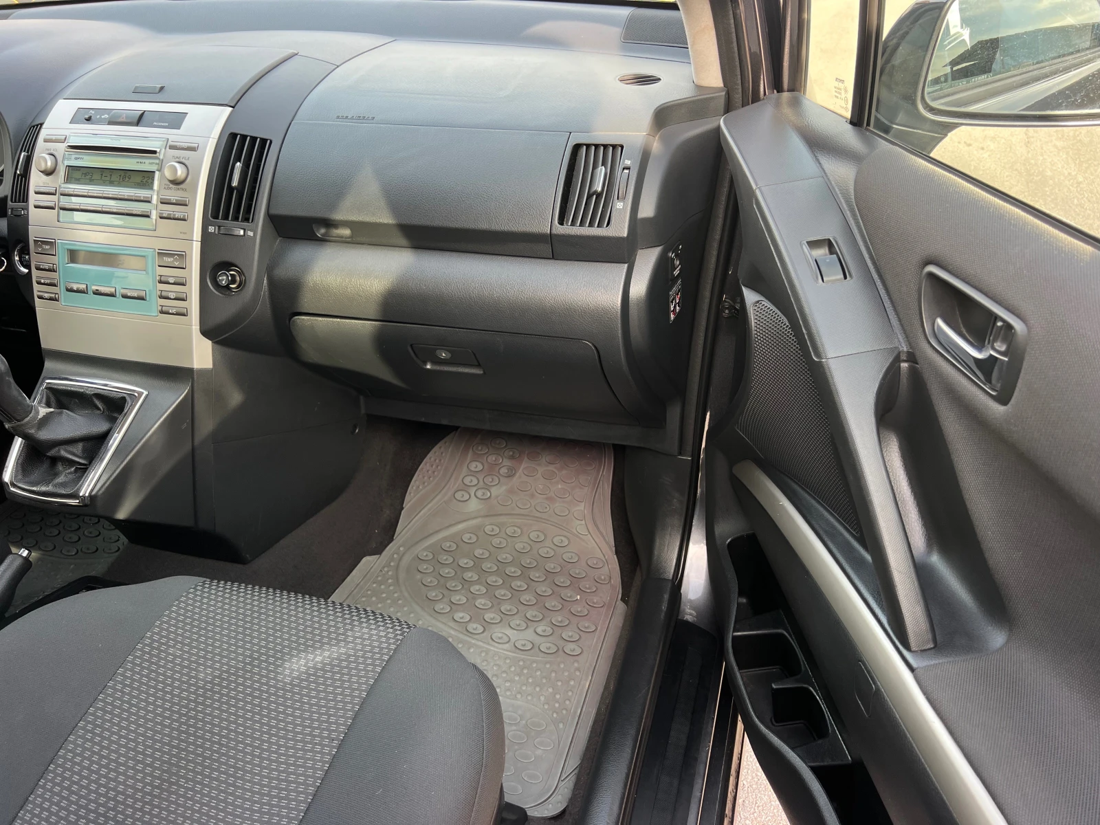 Toyota Corolla verso 2.0D4D FACELIFT/KLIMATRONIK/6sk/UNIKAT, снимка 11 - Автомобили и джипове - 54155145