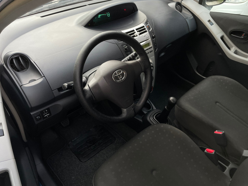 Toyota Yaris 1.3 i A/C, снимка 10 - Автомобили и джипове - 46403640