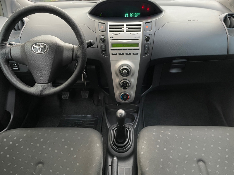 Toyota Yaris 1.3 i A/C, снимка 11 - Автомобили и джипове - 46403640