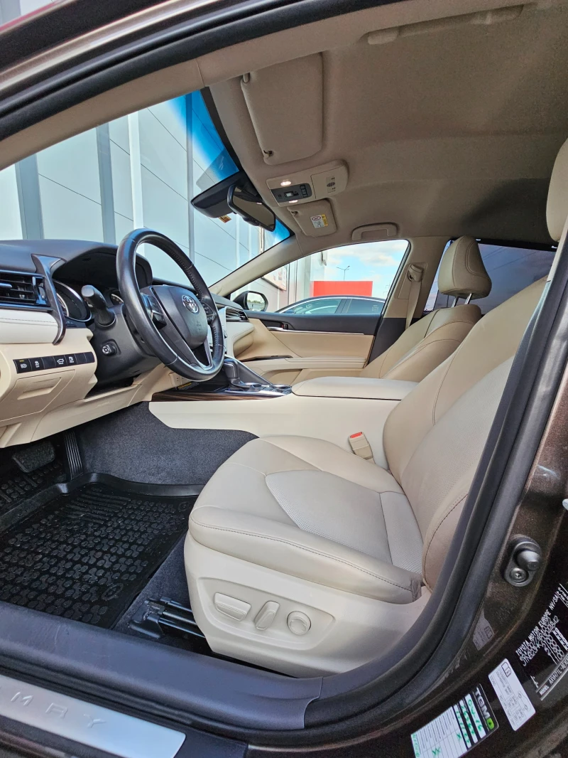 Toyota Camry 2.5Hybrid Premium Full 36.000KM, снимка 15 - Автомобили и джипове - 52046701
