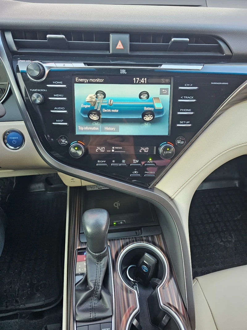 Toyota Camry 2.5Hybrid Premium Full 36.000KM, снимка 17 - Автомобили и джипове - 52046701