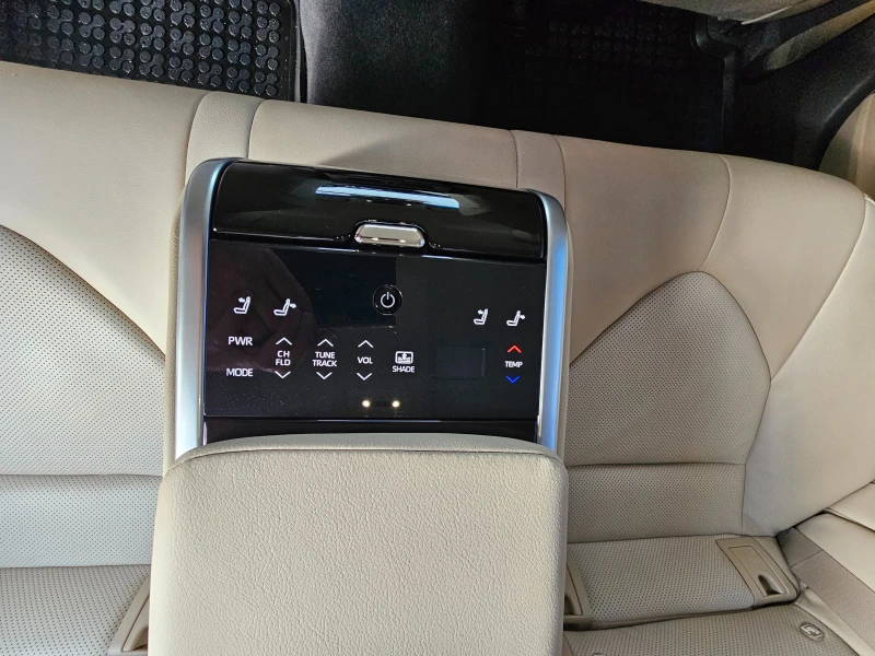Toyota Camry 2.5Hybrid Premium Full 36.000KM, снимка 12 - Автомобили и джипове - 52046701