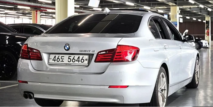BMW 520 * АВТО КРЕДИТ* ЦЕНА ДО БГ * Сервизна история * , снимка 3 - Автомобили и джипове - 55473105