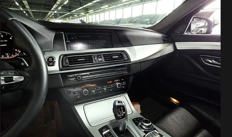 BMW 520 * АВТО КРЕДИТ* ЦЕНА ДО БГ * Сервизна история * , снимка 8 - Автомобили и джипове - 55473105