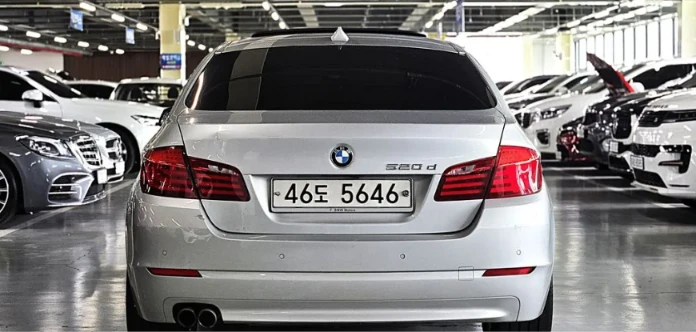 BMW 520 * АВТО КРЕДИТ* ЦЕНА ДО БГ * Сервизна история * , снимка 4 - Автомобили и джипове - 55473105