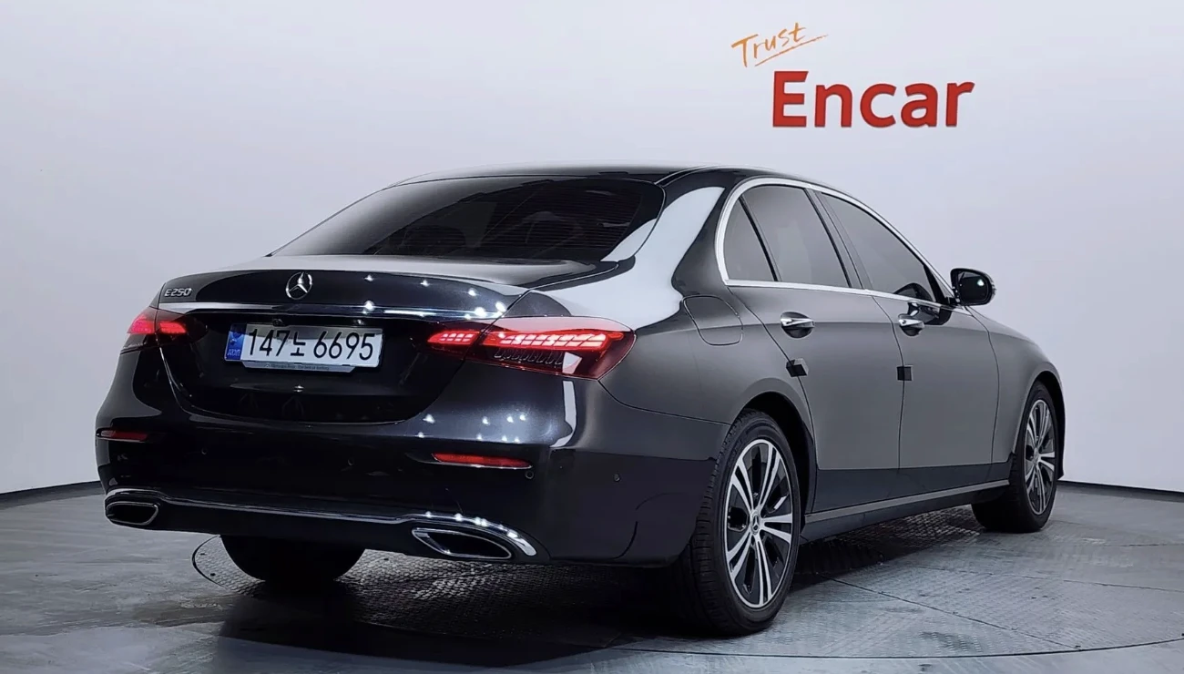 Mercedes-Benz E 250 AMG* PACK* AVANTGARDE* ДИГИТАЛНО* ТАБЛО* 360КАМЕРА - изображение 2