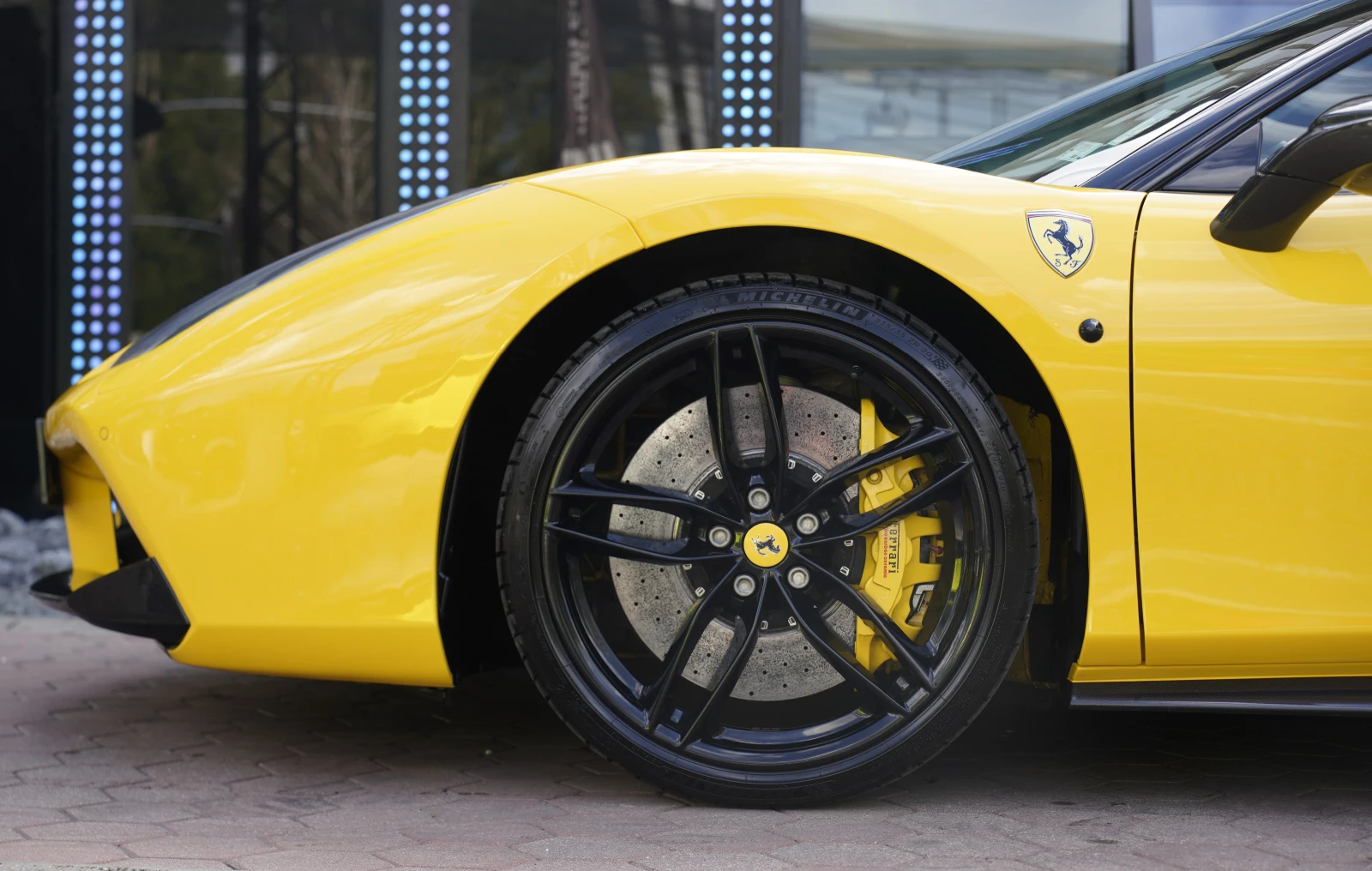 Ferrari 488 GTB 3.9 V8 BiTurbo Carbon Package AKRAPOVIC, снимка 14 - Автомобили и джипове - 55277175