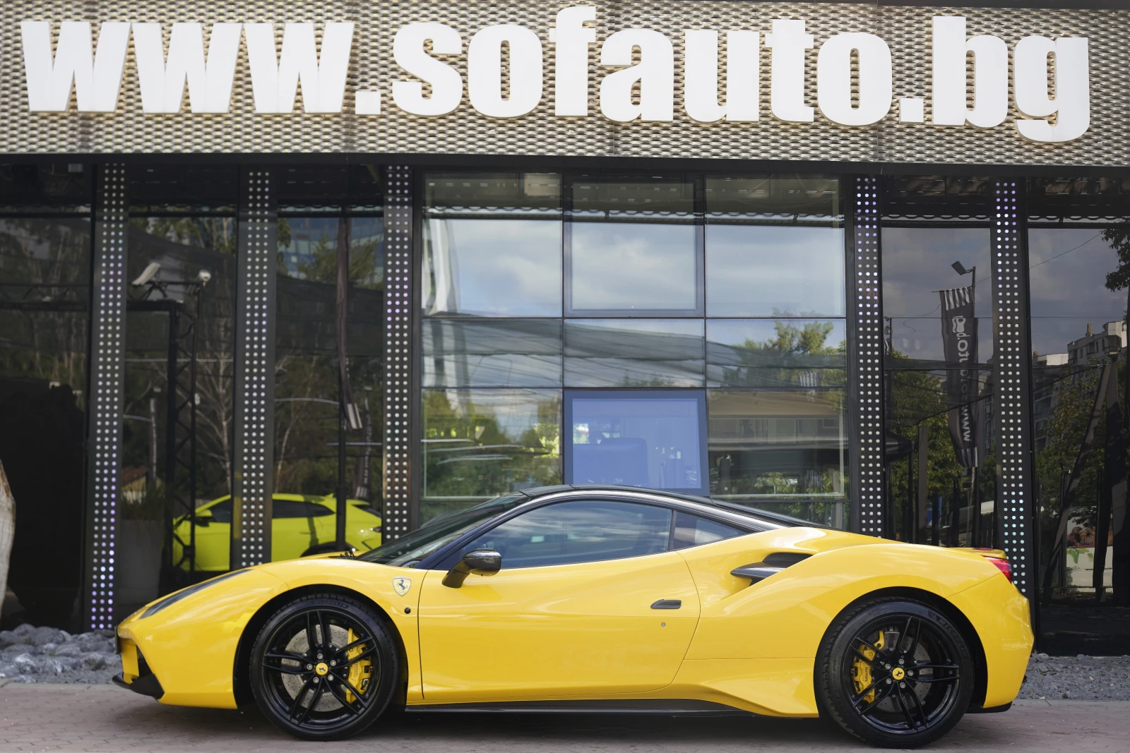Ferrari 488 GTB 3.9 V8 BiTurbo Carbon Package AKRAPOVIC, снимка 4 - Автомобили и джипове - 55277175