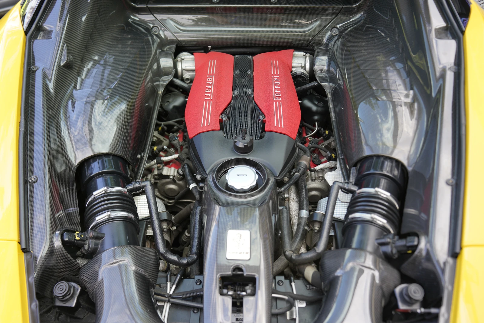 Ferrari 488 GTB 3.9 V8 BiTurbo Carbon Package AKRAPOVIC, снимка 15 - Автомобили и джипове - 55277175