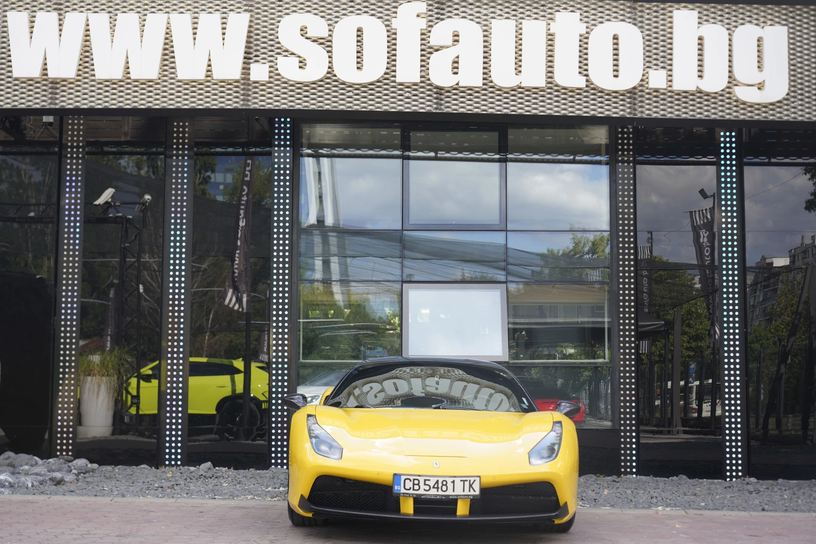 Ferrari 488 GTB 3.9 V8 BiTurbo Carbon Package AKRAPOVIC, снимка 2 - Автомобили и джипове - 55277175
