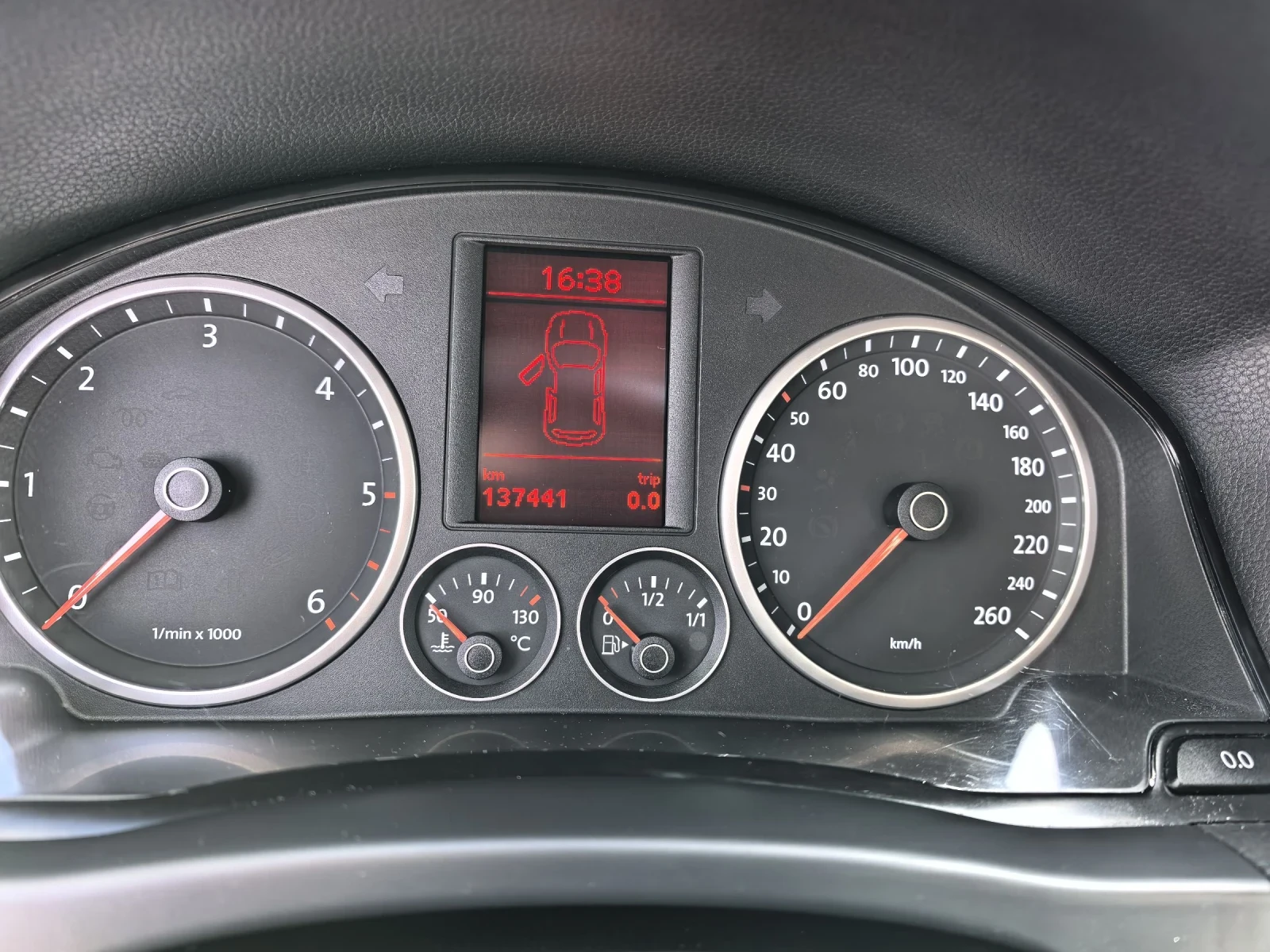 VW Tiguan 137440км!!! 2.0тди 140кс 4х4 , снимка 14 - Автомобили и джипове - 54081827