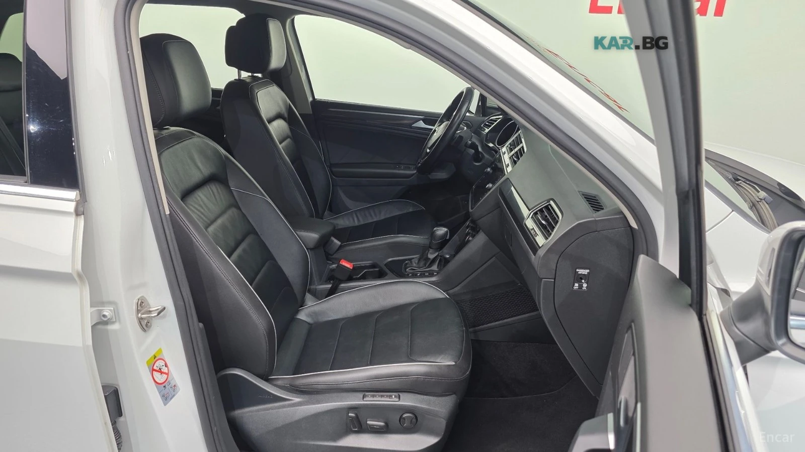 VW Tiguan 2.0TDI* PRESTIGE* КОЖА* ПОДГРЕВ* HUD* ПАНО* LANE A, снимка 10 - Автомобили и джипове - 55233269