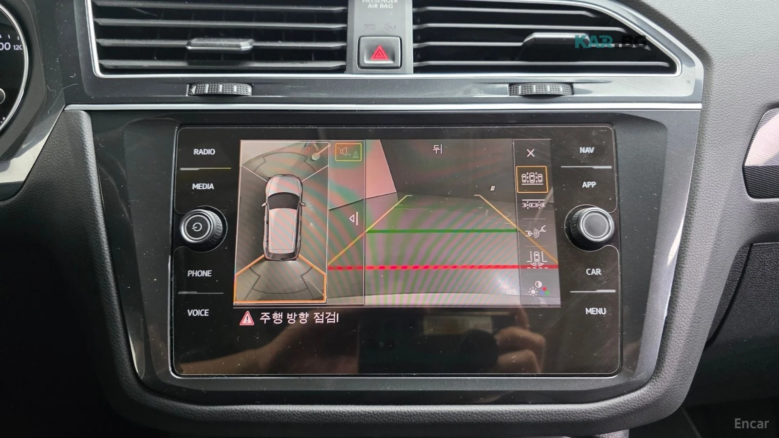 VW Tiguan 2.0TDI* PRESTIGE* КОЖА* ПОДГРЕВ* HUD* ПАНО* LANE A, снимка 14 - Автомобили и джипове - 55233269