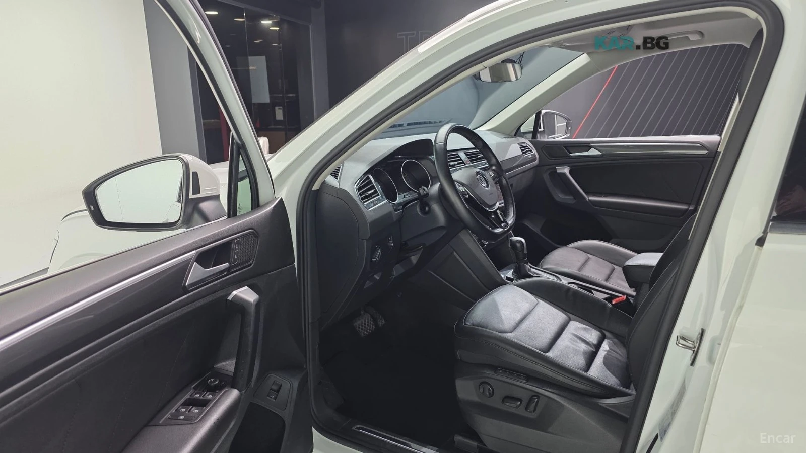 VW Tiguan 2.0TDI* PRESTIGE* КОЖА* ПОДГРЕВ* HUD* ПАНО* LANE A, снимка 9 - Автомобили и джипове - 55233269