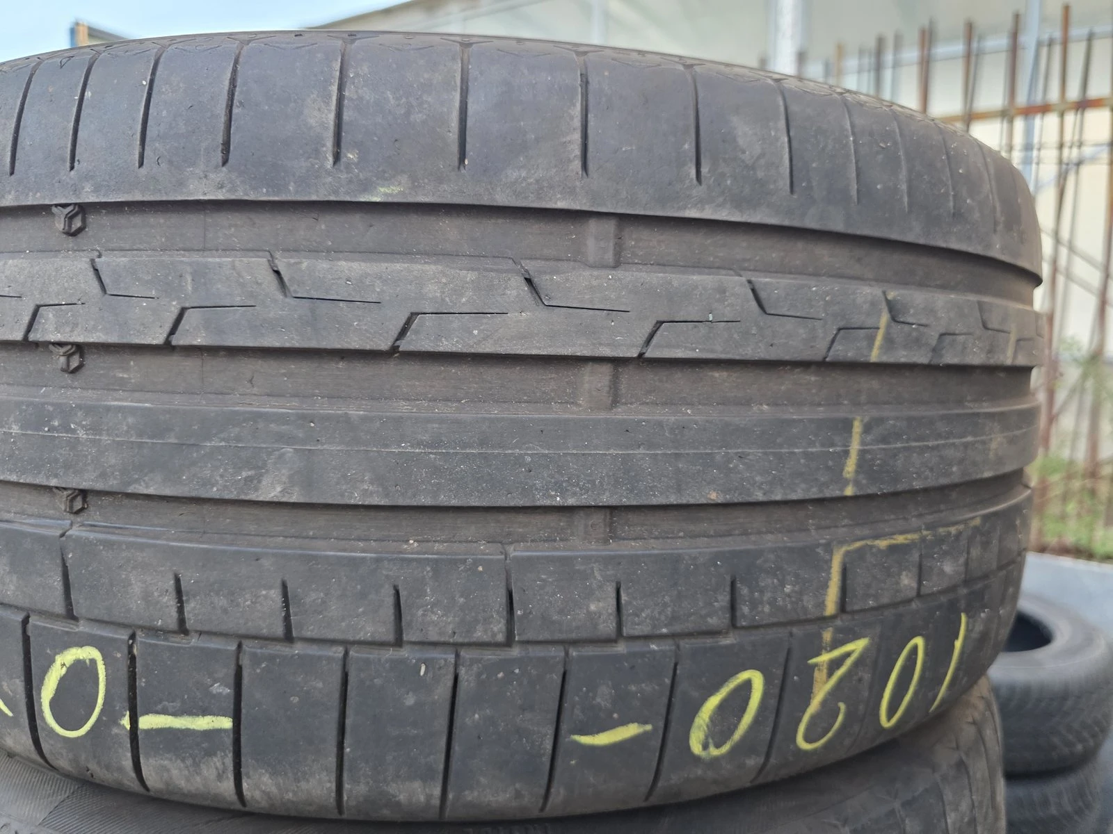 Гуми Летни 235/40R18, снимка 4 - Гуми и джанти - 56735399