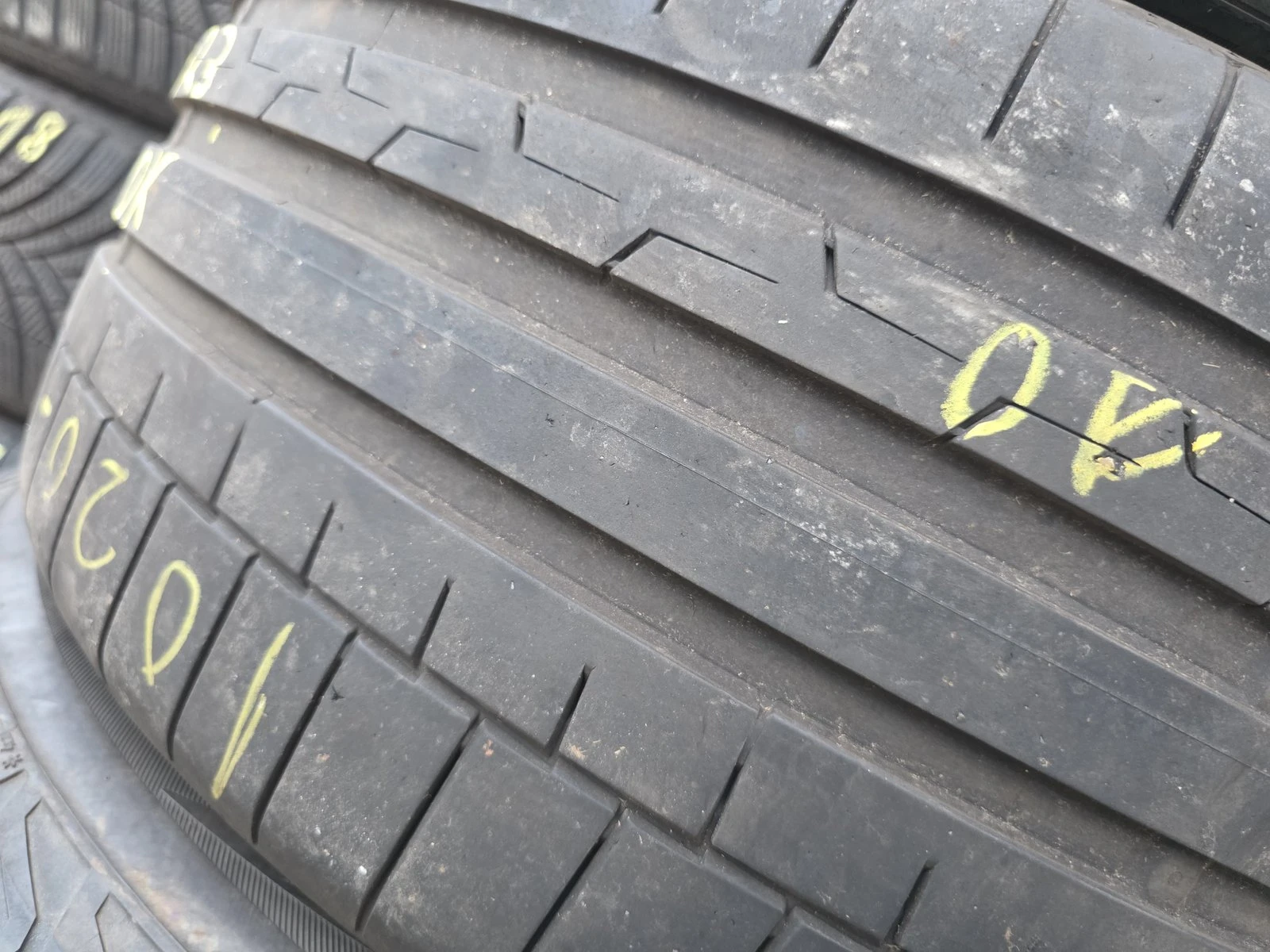 Гуми Летни 235/40R18, снимка 2 - Гуми и джанти - 56735399
