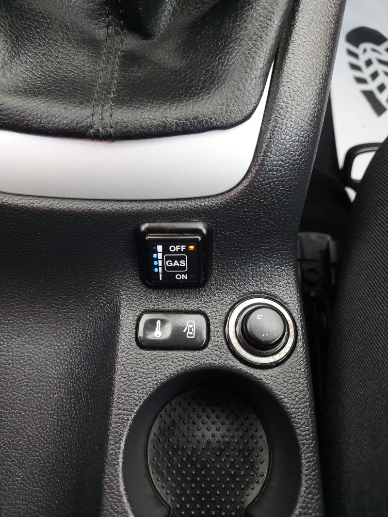 Skoda Octavia 1.6 MPI Газ, снимка 14 - Автомобили и джипове - 52164029