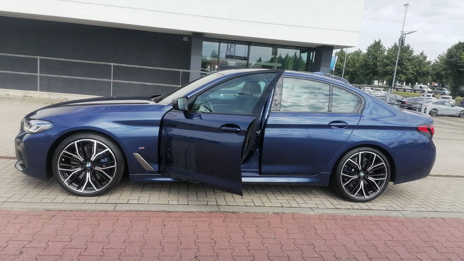 BMW 550 M550i xDrive Individual/M-Sport PRO + ГАРАНЦИЯ - изображение 8
