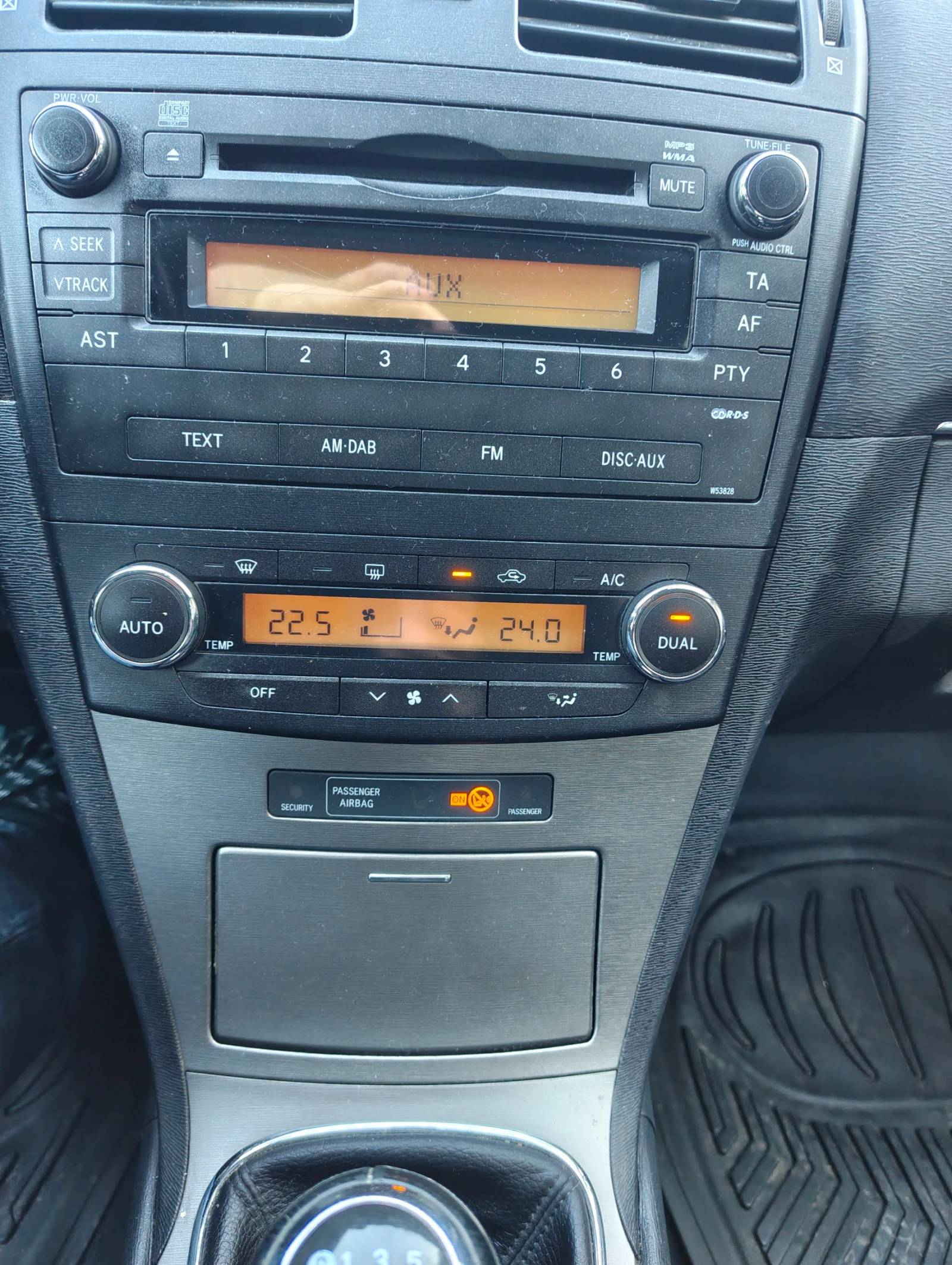 Toyota Avensis 2.2D 150ps EURO5B oбслужен, снимка 9 - Автомобили и джипове - 53791592